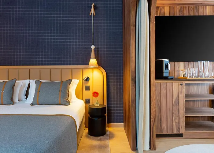 Hotell Heliopic & 4*